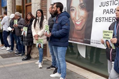 Concentración por Esther López a las puertas de los juzgados