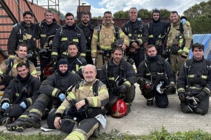 El concejal Alberto Cuadrado posa con los efectivos de Bomberos.