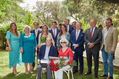 Luis Sanz Busto con su mujer Marí Luz Cid y otros acompañantes, entre ellos políticos como Alfonso Fernández Mañueco, Jesús Julio Carnero, Raquel Alonso o Conrado Íscar