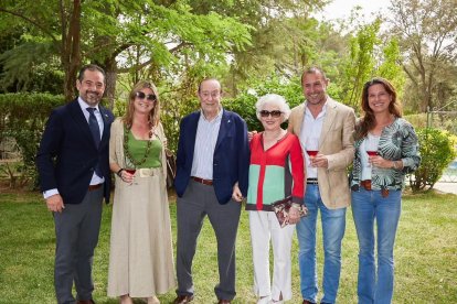 Luis Sanz Busto con su mujer Marí Luz Cid y otros acompañantes.