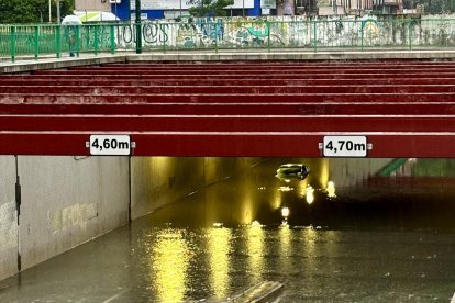 Coche atrapado en el túnel de la Circular por la fuerte tormenta en Valladolid