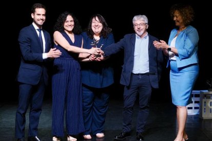 Silvia Fernández y Rodrigo Nieto entregan el premio a Rebeca Yanke, Santiago Saiz y Yaiza Perera, de El Mundo, por su proyecto 'Once Vidas'