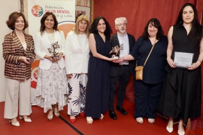 Galardonados de los Premios Salud Mental CyL 2025 con la presidenta de la Federación de Salud Mental de Castilla y León.
