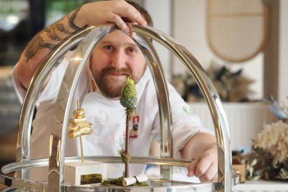Juan Carlos Jiménez, chef ganador del Pincho de Oro, en su restaurante Azul Mediterráneo