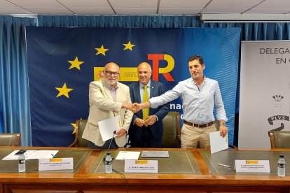 Jacinto Canales el presidente de la Sociedad Mercantil Estatal de Infraestructuras Agrarias (SEIASA), Francisco Rodríguez Mulero, y el presidente de la comunidad de regantes del Canal Macías Picavea, Juan Mateo Rodríguez