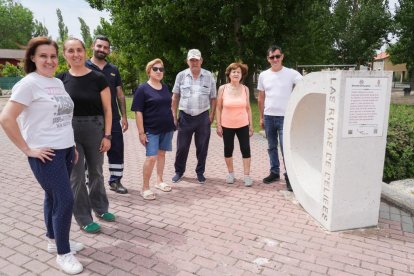 Eva, Silvia, Sergio, Espe, Tomás, Juani y el Alcalde Diego posan junto a la D que indica las rutas de Delibes.