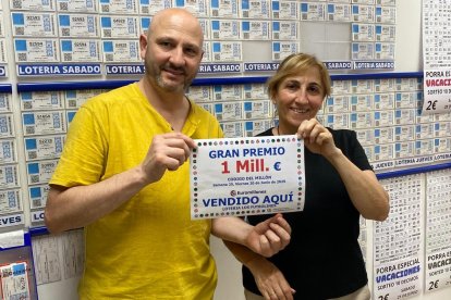 Los dueños de Lotería 'Los Futbolines', Juan Carlos y María Pilar Arribas Galindo, con el número premiado