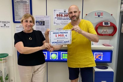 Los dueños de Lotería 'Los Futbolines', Juan Carlos y María Pilar Arribas Galindo, con el número premiado