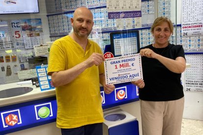 Los dueños de Lotería 'Los Futbolines', Juan Carlos y María Pilar Arribas Galindo, con el número premiado