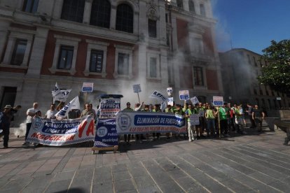 Protesta del sindicato SPPM de policías locales de Valladolid en la plaza de la Rinconada.