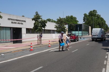 Centro de vida activa de Arca Real, con el edificio acristalado que ocupó Mercadona al fondo.