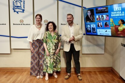 La diputada de Cultura y Educación, Yolanda Burgoa (i), junto con la presidenta de la Fundación, Teresa Pérez Daniel, y diputado y alcalde de Mayorga, David de la Viuda.