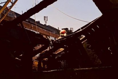 Incendio en un tejado de la calle San José