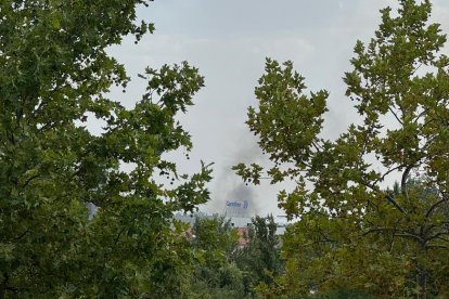 Columna de humo del incendio cerca de la calle del Arca Real.