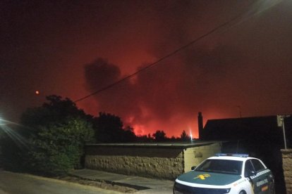Avance del incendio de Yeres que asedia Las Médulas en León.