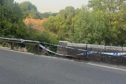 Imagen del puente dañado en el acceso a La Overuela.