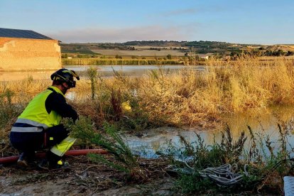Rotura de una tubería en el canal de Riaza