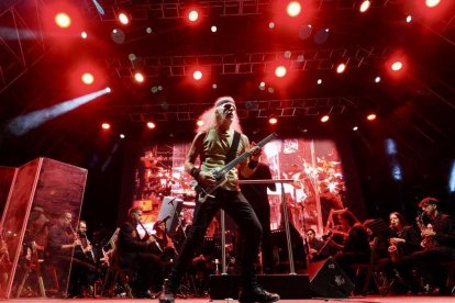 Barón Rojo y la orquesta municipal de Valladolid en la plaza Mayor