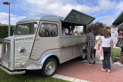 Nuevos estudiantes en la foodtruck de la UEMC