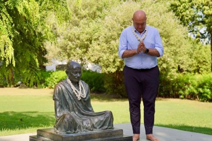 El alcalde de Valladolid, Jesús Julio Carnero, visita el ashram-museo de Mahatma Gandhi