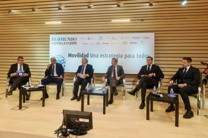 Congreso Somos Castilla y León: Los retos de la nueva movilidad. De izqda. a dcha.: Pablo R. Lago, Jacobo Cosmen, José Luis Sanz Merino, José Antonio Santano, Raúl de la Hoz e Ignacio Rodríguez-Solano.