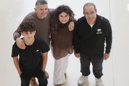 Daniel y Carla con su padre José Antonio y Miguel Ángel, otro paciente, en el Río Hortega