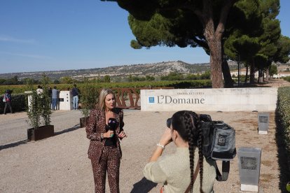 Periodistas a las afueras de la bodega Abadía Retuerta