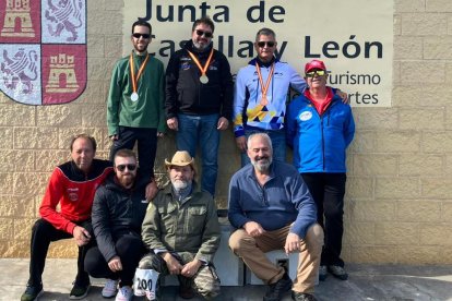 Podio y algunos participantes en la modalidad de acrobacia.