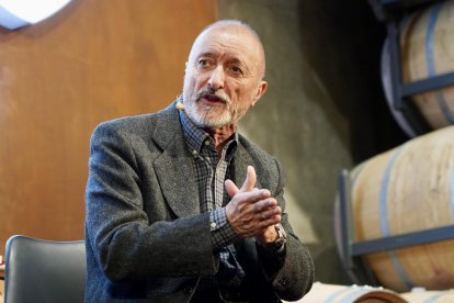 Los escritores Arturo Pérez-Reverte y María José Solano presentan en Bodegas Protos la nueva colección de obras de aventura de Zenda libros.