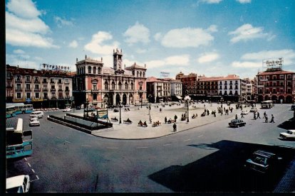 Vista general de la plaza Mayor en 1974, tomada desde el ángulo de la calle Pasión hacia la casa consistorial.