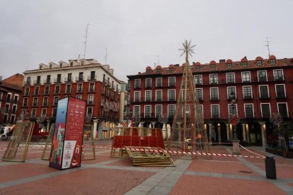 Decoración  de las luces de Navidad en la calle Santiago y en la plaza Mayor de Valladolid.