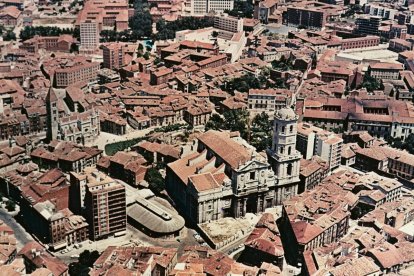 Vista aérea de la zona de la Catedral con la calle Arribas en 1970