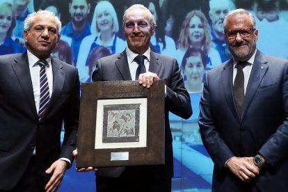 Carlos Pollán, presidente de las Cortes de Castilla y León, y Nicanor Sen, delegado del Gobierno en Castilla y León, entregan el premio a Carlos Galicia, CEO de Dulces Galicia.
