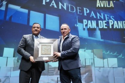 Carlos García González, presidente de la Diputación de Ávila, entrega el premio al mejor proyecto de Ávila a Pascual Bermejo, gerente de Pan de Panes