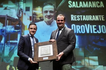 David Mingo, vicepresidente 1º de la Diputación de Salamanca, entrega el premio a mejor proyecto de Salamanca a Héctor Carabias, chef y propietario del Restaurante Oroviejo.