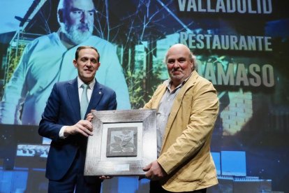 Conrado Íscar, presidente de la Diputación de Valladolid, entrega el premio al mejor proyecto de Valladolid a Dámaso Vergara, chef y propietario del Restaurante Dámaso.