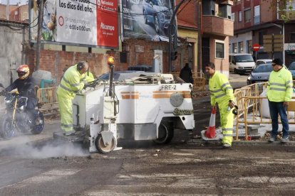 Obras de fresado en la calzada para el futuro carril bici en Juan Carlos I con carretera de Villabáñez.