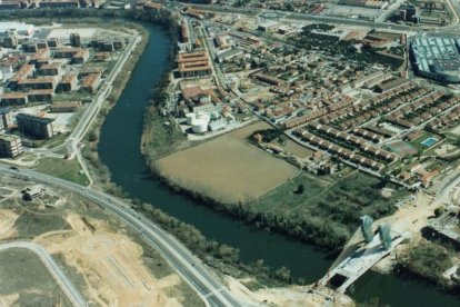Panorámica de Valladolid en 1999 con la fábrica de alcoholes en el centro de la imagen