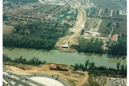 Obras de la ronda sur y Puente de la Hispanidad con el Callejón de la Alcoholera al otro lado del río en el año 1997