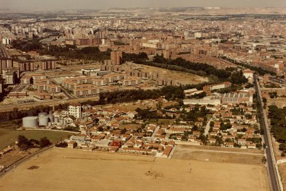 Panorámica de Valladolid en el año 1982, con la fábrica de levaduras a las orillas del Pisuerga en el año 1982