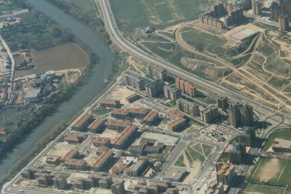Panorámica de Valladolid en 1984, con la fábrica de alcoholes 'La Rubia' a la izquierda a las orillas del río Pisuerga