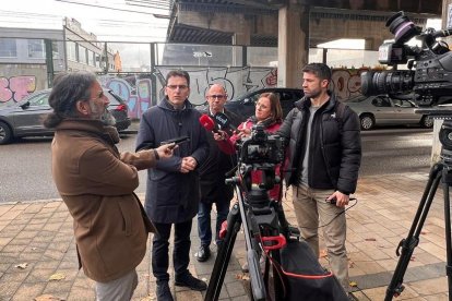 Pedro Herrero y Luis Vélez atienden a los medios en las inmediaciones del viaducto de Daniel del Olmo.