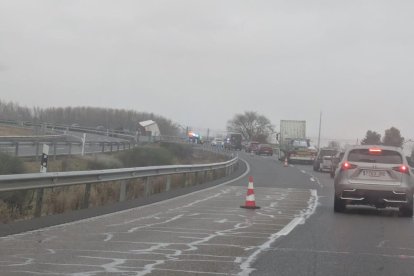 Retenciones en la A-62 tras salirse un camión de la vía.