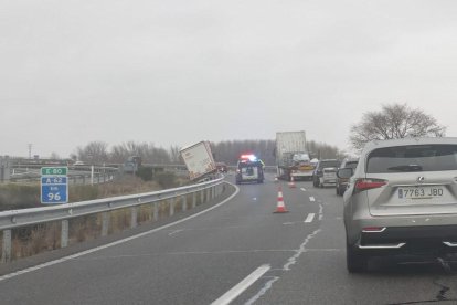 Retenciones en la A-62 tras salirse un camión de la vía.