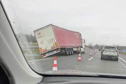 Retenciones en la A-62 tras salirse un camión de la vía.