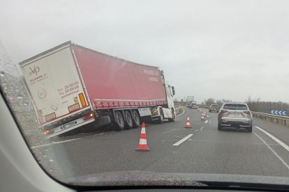 Retenciones en la A-62 tras salirse un camión de la vía.