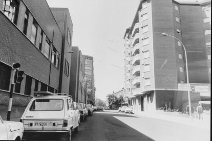 Vista de la calle, con el Instituto La Merced a la izquierda en  el siglo pasado.