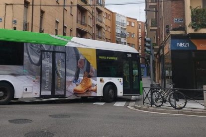 El Ayuntamiento actuará en Panaderos para que el bus no invada la acera en García Lesmes.