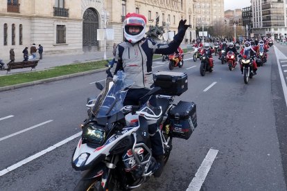 Cabalgata motera de Papá Noel a su paso por la Plaza de Zorrilla