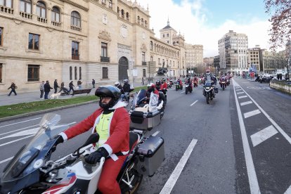 Cabalgata motera de Papá Noel a su paso por la Plaza de Zorrilla
